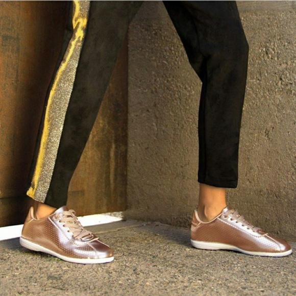 🆕//The Blair// Rose Gold lace up Sneaker - Picture 1 of 4